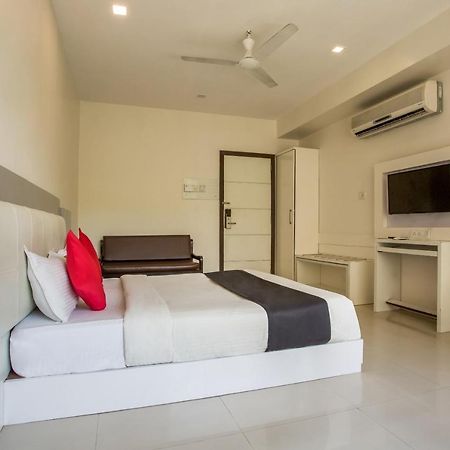 Capital O 35557 Hotel Aura Mumbai Bagian luar foto