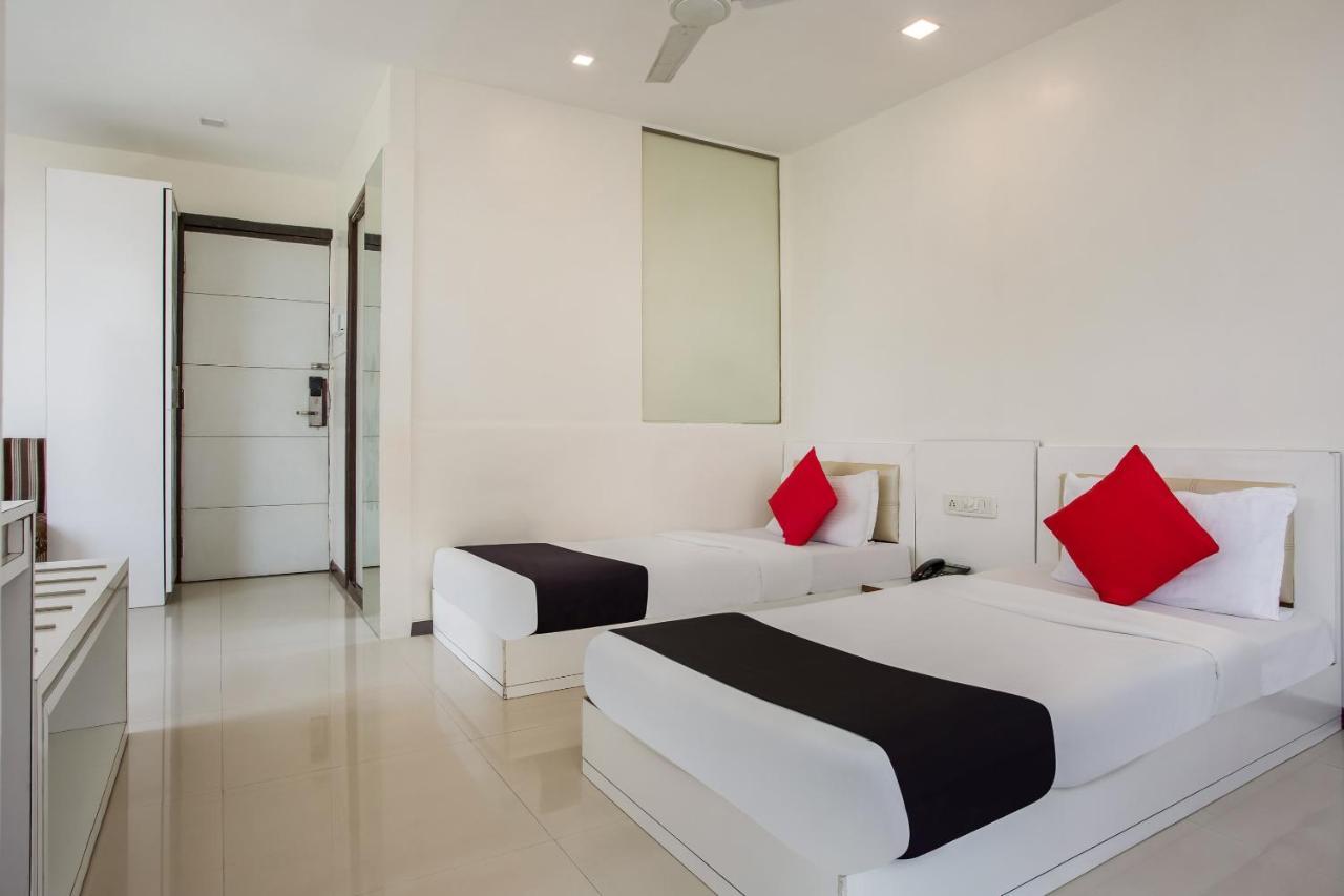 Capital O 35557 Hotel Aura Mumbai Bagian luar foto