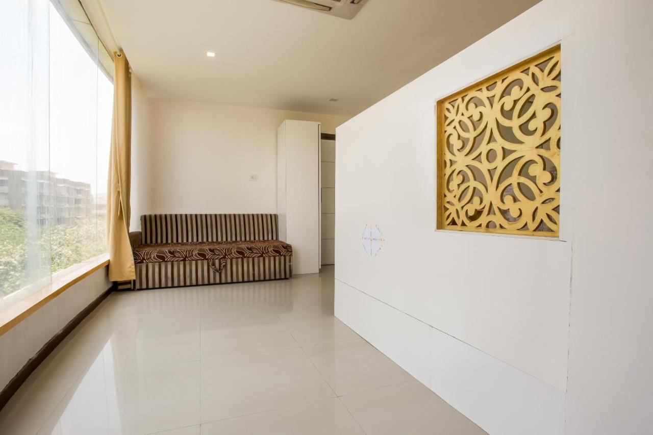 Capital O 35557 Hotel Aura Mumbai Bagian luar foto