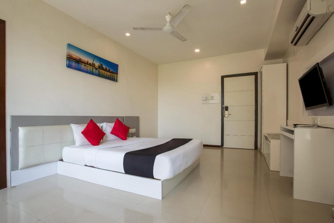 Capital O 35557 Hotel Aura Mumbai Bagian luar foto